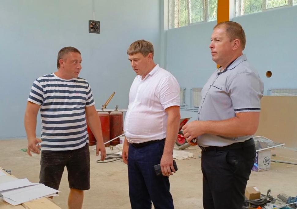 В МБОУ СОШ №2 с.Грабово им.Героя России С.В. Кустова  продолжаются работы по капитальному ремонту спортивного зала