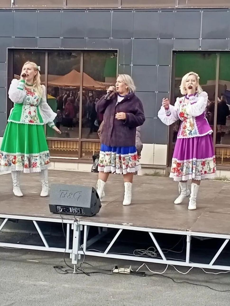 Фолк-группа «Ладица» на осенней ярмарке в городе Пенза Фолк-группа «Ладица» на осенней ярмарке в городе Пенза