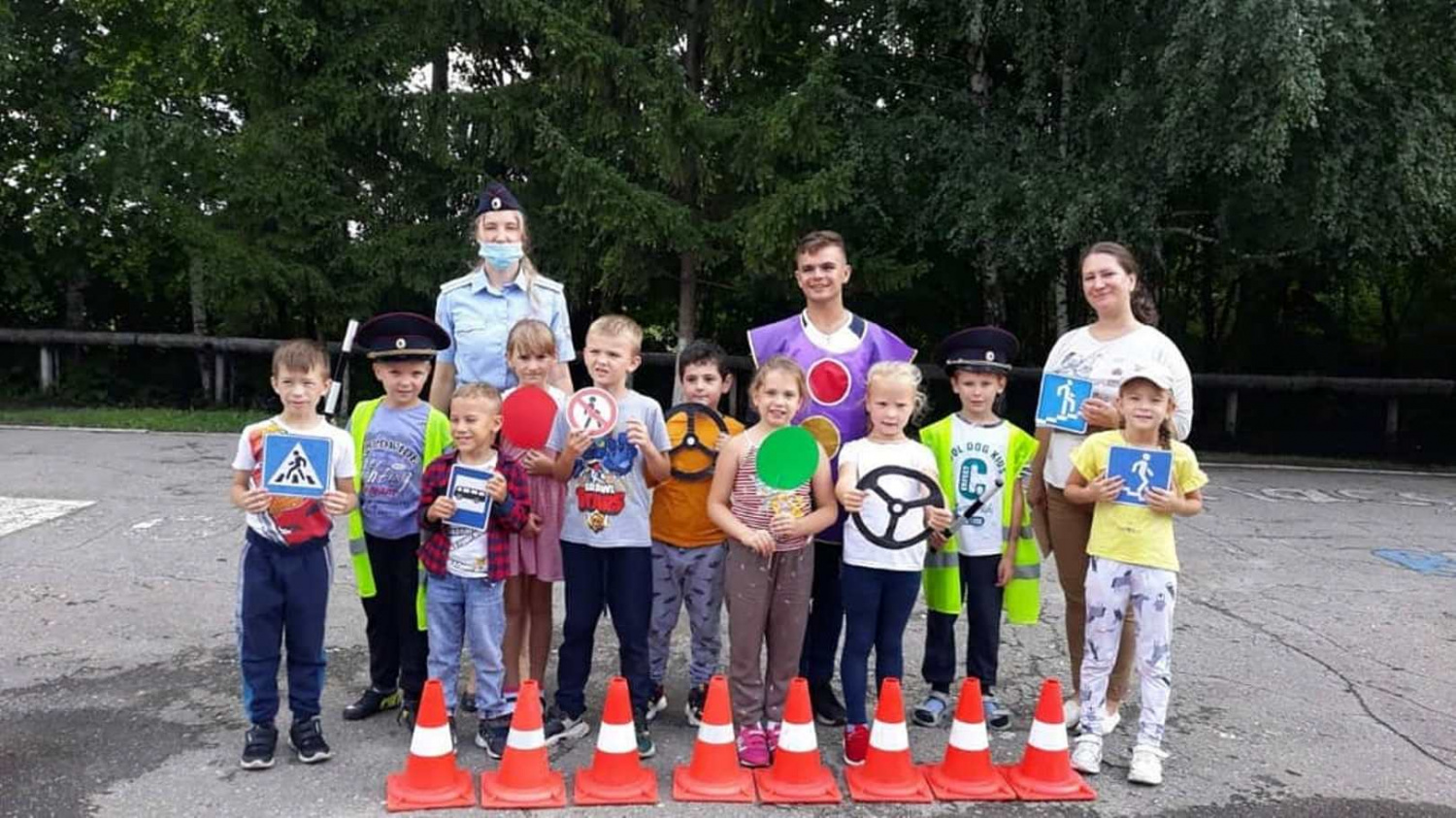 Сотрудники ГИБДД и Районного Дома Культуры провели мероприятие, приуроченное к Международному дню светофора