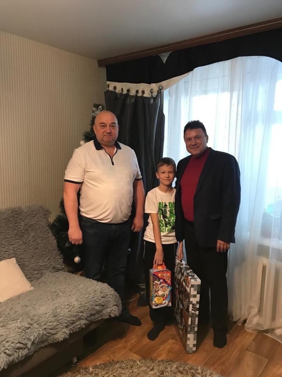 Глава Бессоновского района Александр Воронков посетил детей в рамках акции «Елка-желаний».