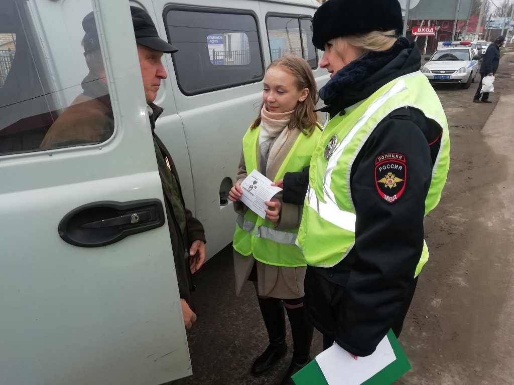 Взрослые и дети с призывом: «Не пить за рулем!»