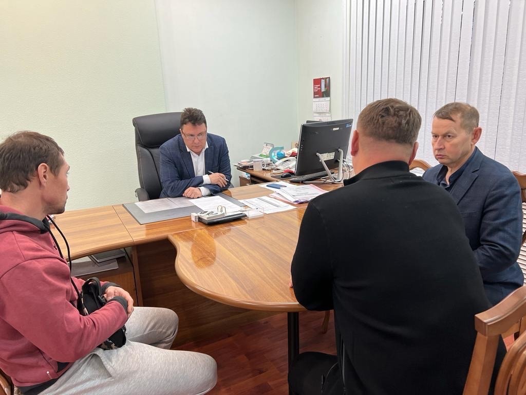 Глава Бессоновского района Александр Воронков провёл приём граждан Глава Бессоновского района Александр Воронков провёл приём граждан