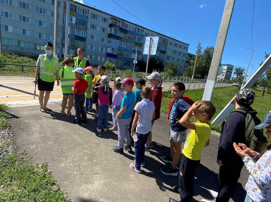 Сотрудники ГИБДД провели акцию «Шагающий автобус» Сотрудники ГИБДД провели акцию «Шагающий автобус»