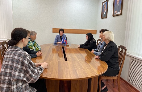 В торжественной обстановке глава района Наталья Шалдаева вручила ключи от новых благоустроенных квартир ребятам, оставшимся без попечения родителей