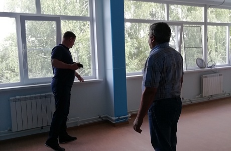 Первый заместитель главы администрации района Александр Карагодин провел совещание в школе с. Бессоновка по вопросу сроков окончания работ по капитальному ремонту