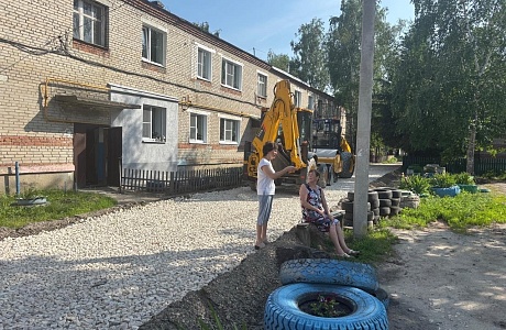 Глава Бессоновского района Наталья Шалдаева проконтролировала ход работ по благоустройству дворовых проездов многоквартирных домов на ул. Сурская с. Бессоновка