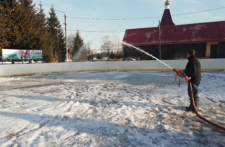 На хоккейной коробке в селе Бессоновка начались работы по заливке льда.