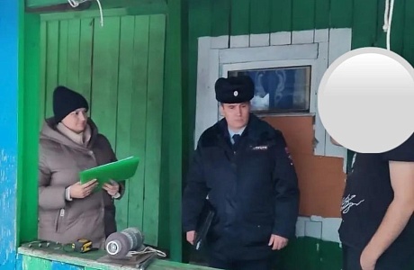 Специалисты Бессоновского комплексного центра социального обслуживания населения совместно с сотрудниками ОМВД России по Бессоновскому району провели профилактические посещения семей