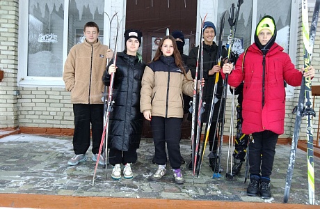 В средней школе №1 с. Грабово в рамках реализации «Декады спорта и здоровья» состоялись лыжные гонки на призы Деда Мороза."