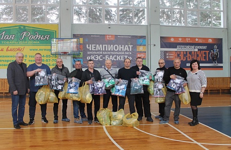 Командам-победительницам чемпионата школьной баскетбольной лиги «КЭС-БАСКЕТ» вручили баскетбольную форму