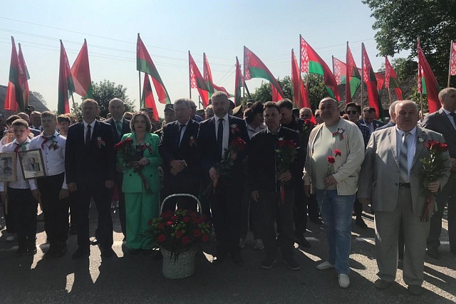 ВОЗЛОЖЕНИЕ ЦВЕТОВ У БРАТСКОЙ МОГИЛЫ ВОИНОВ И ПАРТИЗАН В Д. ЖИТЛИН