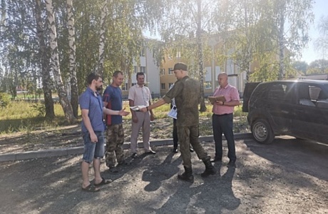 Инструктор Пункта отбора на военную службу по контракту г. Пенза Максим Ворошилов и глава администрации Чемодановского сельсовета Олег Сурков провели  встречу с жителями Чемодановского сельсовета