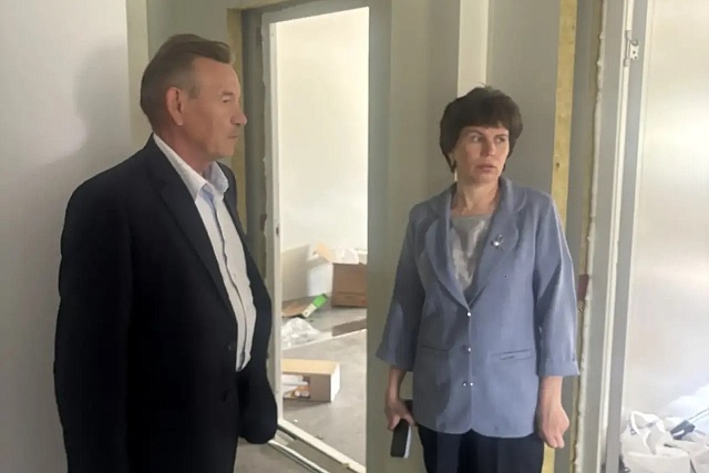 Глава Бессоновского района Наталья Шалдаева провела выезд на объект монтажа здания новой врачебной амбулатории в селе Кижеватово