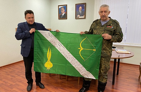 Флаг с автографами, девизами и пожеланиями участников СВО гражданскому обществу вернулся на Бессоновскую землю.