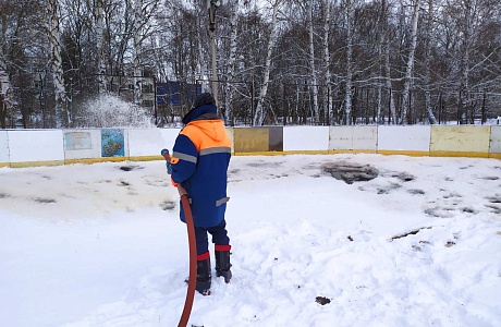 На хоккейной коробке на стадионе «Сура» начались работы по заливке льда.