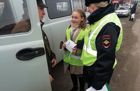 Взрослые и дети с призывом: «Не пить за рулем!»