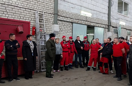 Заместитель главы местной администрации Ирина Антонова  и  военный комиссар по Бессоновскому и Мокшанскому районам Александр Пруцков  встретились  с коллективом ООО «Мегапласт»
