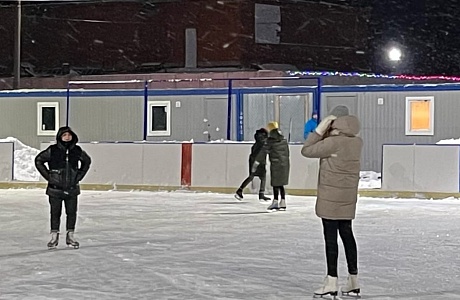 Приглашаем детей и взрослых в любое время поиграть в хоккей и покататься на коньках.