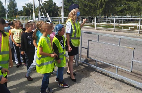 В пришкольных летних лагерях проводят пешеходные экскурсии «Шагающий автобус»