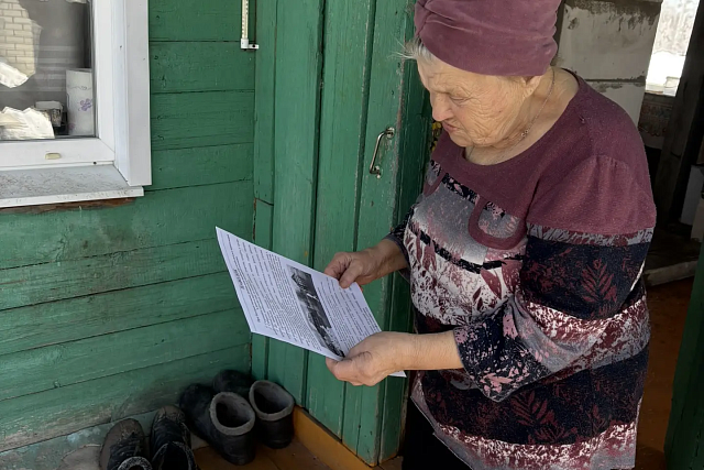 Сотрудники Пыркинского отделения социального обслуживания на дому Бессоновского комплексного центра социального обслуживания населения проводят с жителями профилактические беседы