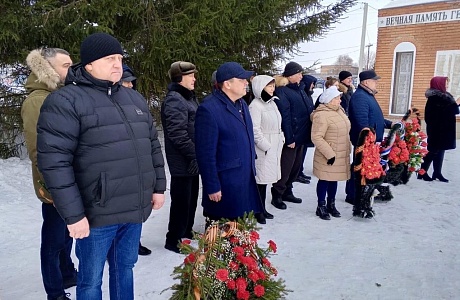 Торжественное возложение венков и цветов в День защитника Отечества