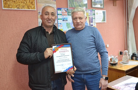 Начальник управления развития сельского хозяйства Михаил Горшенин вручил Почетную грамоту главы Бессоновского района Музафару Нусратову