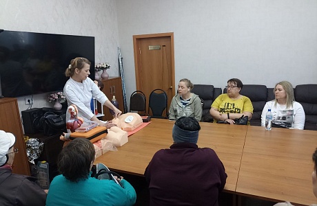 Обучение навыкам оказания первой помощи.