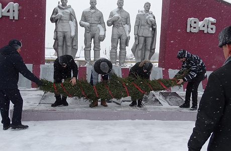 Торжественное возложение венков к памятнику воинам, павшим в годы Великой Отечественной войны.