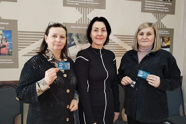 Вручение партийных билетов новым членам Всероссийской политической партии «Единая Россия»