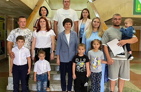 Вручение губернаторских жилищных сертификатов Вручение губернаторских жилищных сертификатов