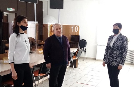 Глава администрации Бессоновского района посетил МФЦ