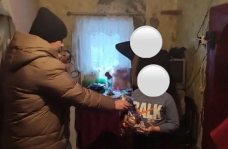 Специалисты Бессоновского комплексного центра социального обслуживания населения провели профилактическое посещение семей,