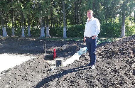 Первый заместитель главы администрации района Александр Карагодин посетил строительную площадку «Открытого плоскостного физкультурно-спортивного сооружения» в с. Грабово 