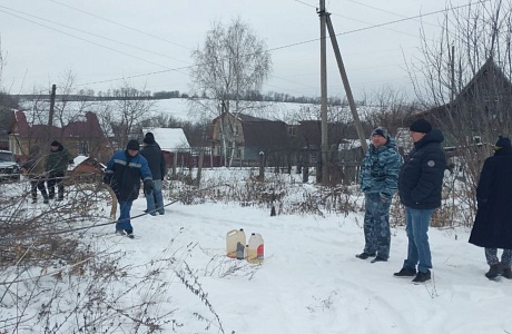 Проведена опиловка проблемных деревьев в селе Степное Полеологово.