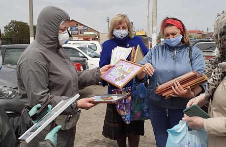 Врачам Бессоновской районной больницы передали подарки, изготовленные руками детей