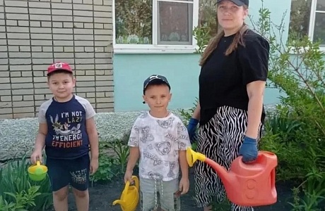 Посади цветок на клумбе