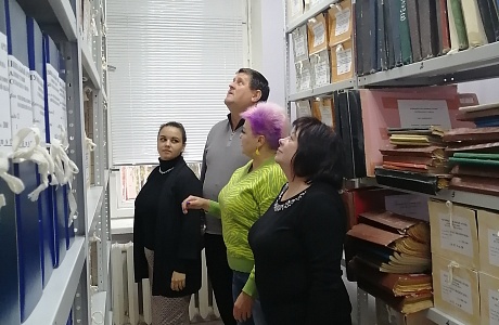 Заместитель начальника архивного отдела администрации Бессоновского района провела экскурсию по архивохранилищу
