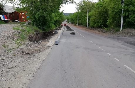 В селе Грабово на автодороге Грабово-Пыркино ведутся работы по обустройству пешеходного тротуара