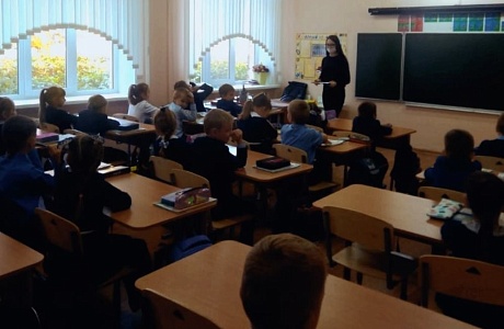 Классный час: «Знакомство с российским флагом»