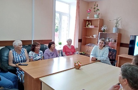 Встреча специалиста Бессоновского МФЦ с пенсионерами в Центре «Надежда»