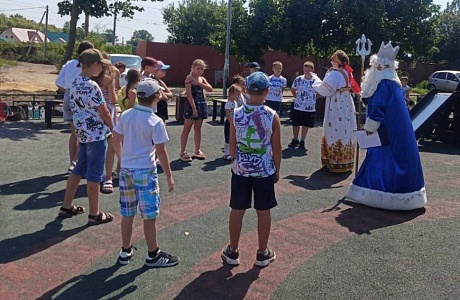 Театрализированно-игровая программа на летней площадке "В синем море, в белой пене", посвященная Дню Нептуна.