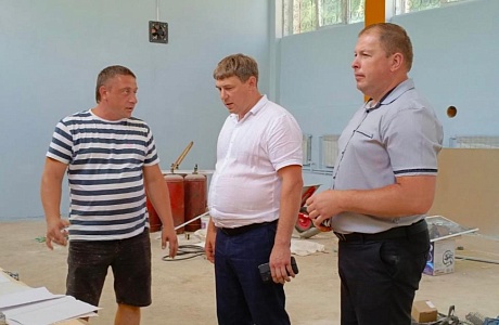 В МБОУ СОШ №2 с.Грабово им.Героя России С.В. Кустова  продолжаются работы по капитальному ремонту спортивного зала