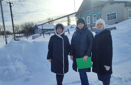 Специалисты Бессоновского комплексного центра социального обслуживания населения провели профилактическое посещение семей,