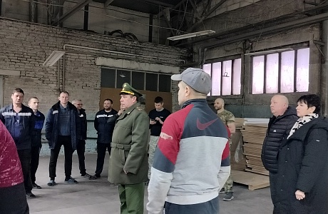 Заместитель главы местной администрации Ирина Антонова  и  военный комиссар по Бессоновскому и Мокшанскому районам Александр Пруцков  встретились  с коллективом ООО «ЛесКом»