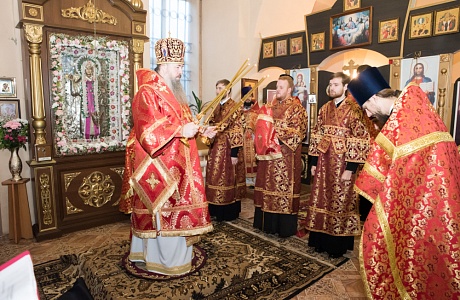 Митрополит Серафим совершил литургию в Рождественской церкви села Пыркино