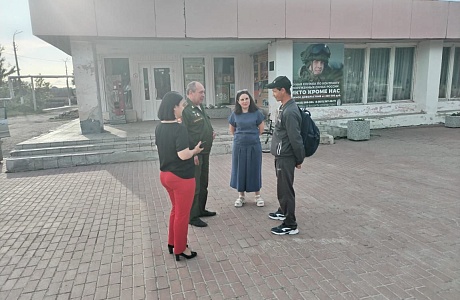 Члены рабочей группы по отбору граждан на военную службу по контракту приняли  участие во встрече с населением