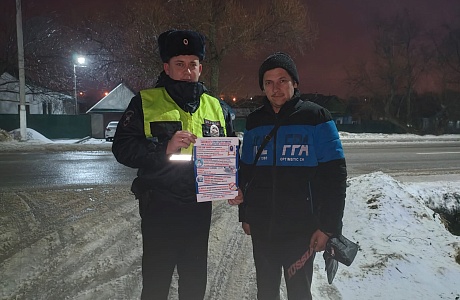 Профилактические беседы с жителями района по мошенническим действиям