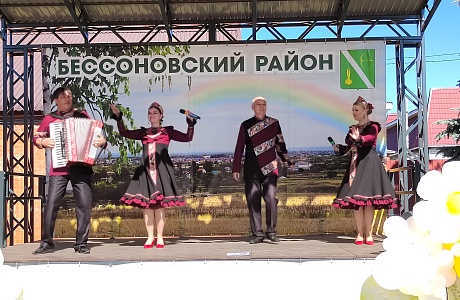 "Творческие встречи" в Бессоновке: Ансамбль "Горница" подарил концерт на обновленной площади