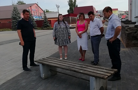  Глава района Александр Воронков начал рабочий день с планерки на территории районного Дома культуры в с. Бессоновка