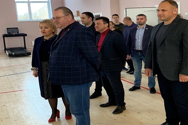 Губернатор посетил новый корпус средней школы им. С.Е. Кузнецова в с. Чемодановка